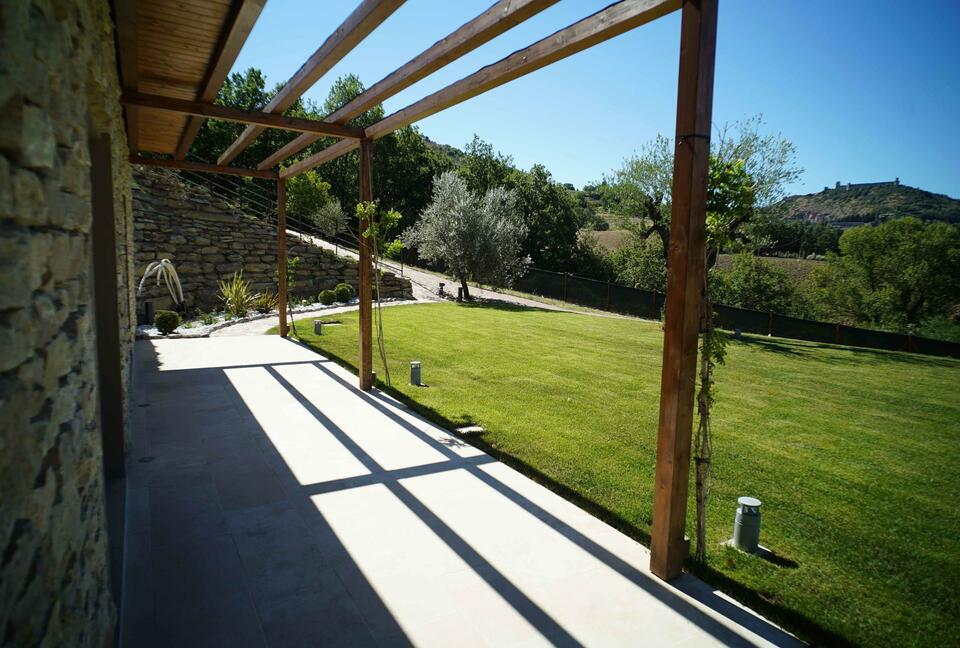 Splendid Villa Facing Medieval Fortress With Peace