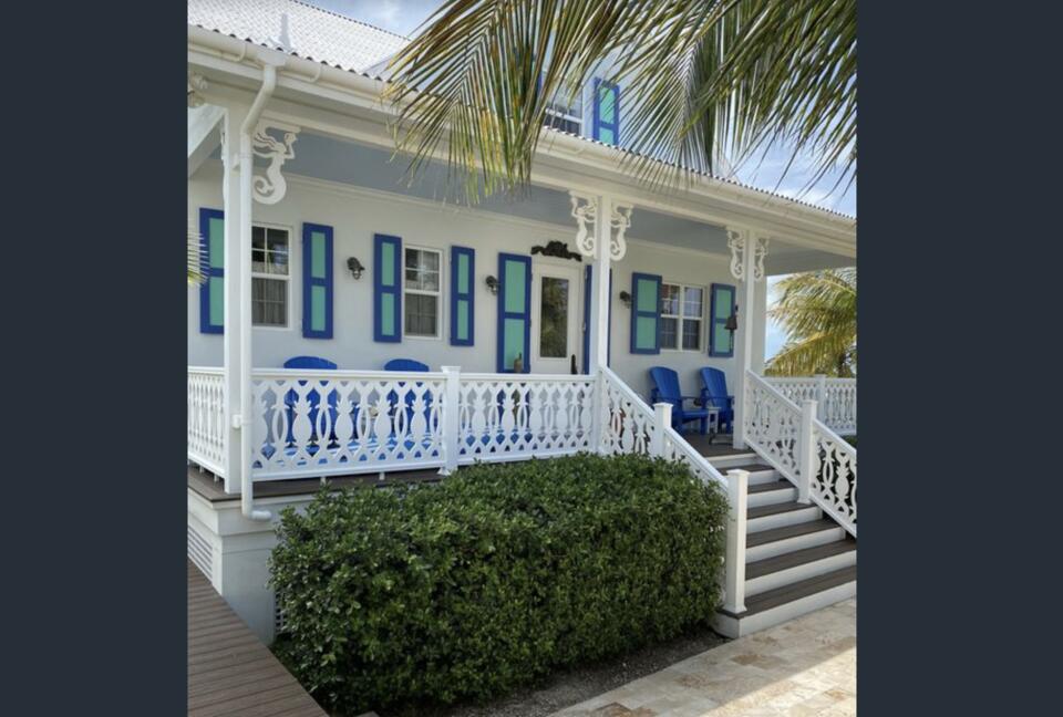 Pinders Beachfront Villa and Cottage