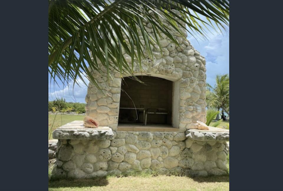 Pinders Beachfront Villa and Cottage
