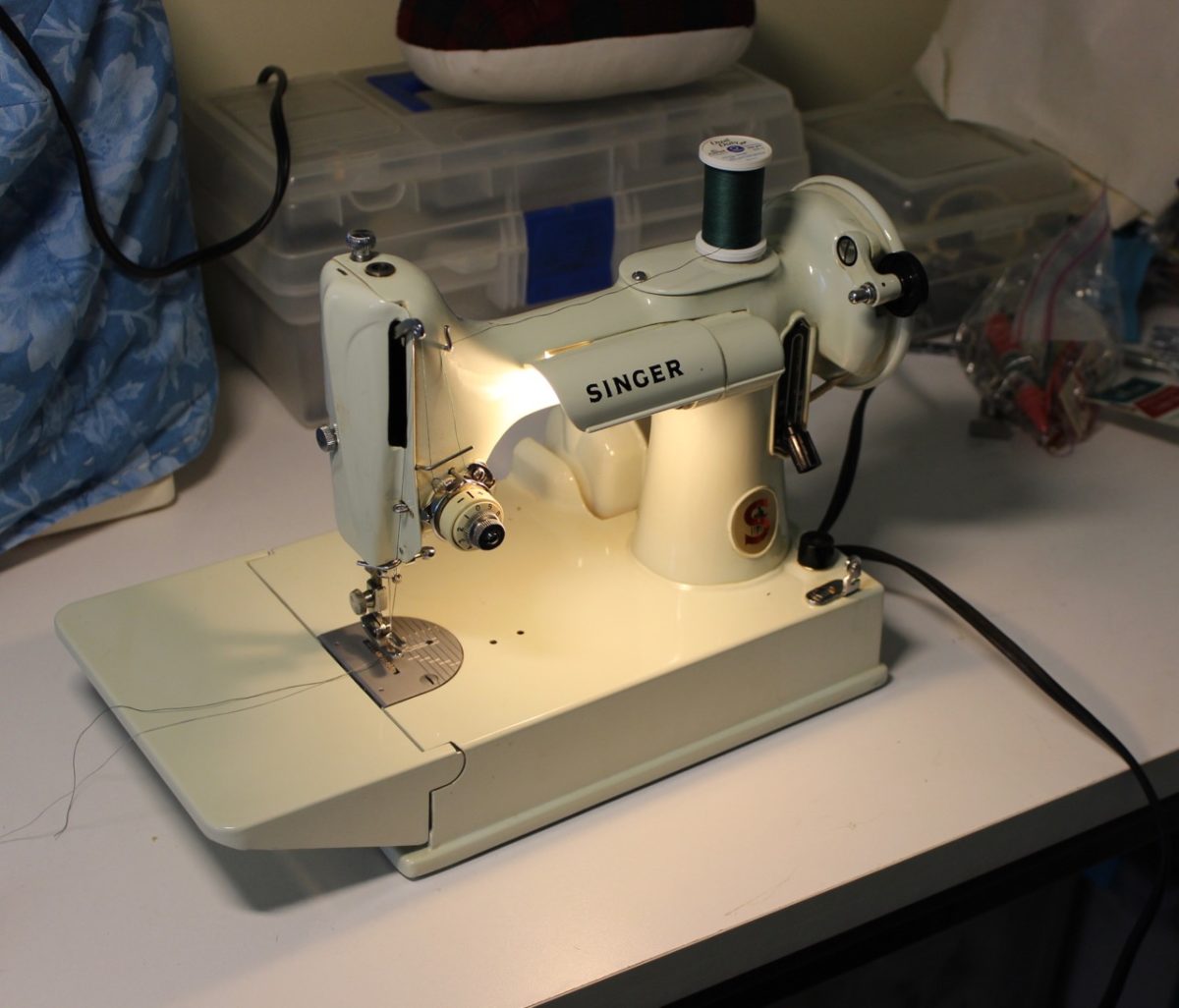 The Vintage Singer Featherweight What's All the Hype? Threads