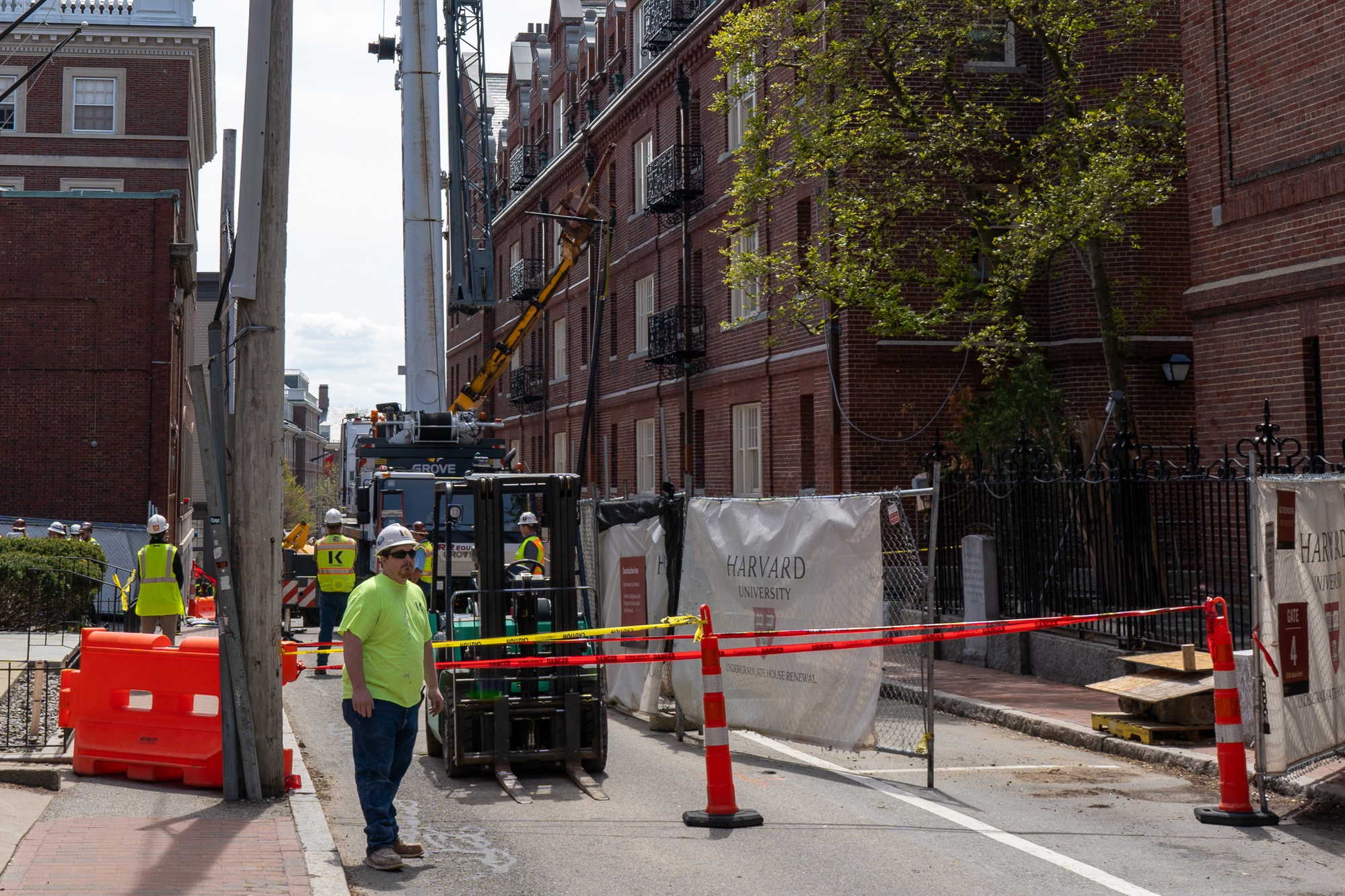 Harvard Construction Lift Tips Into Adams House | News - Vimarsana News