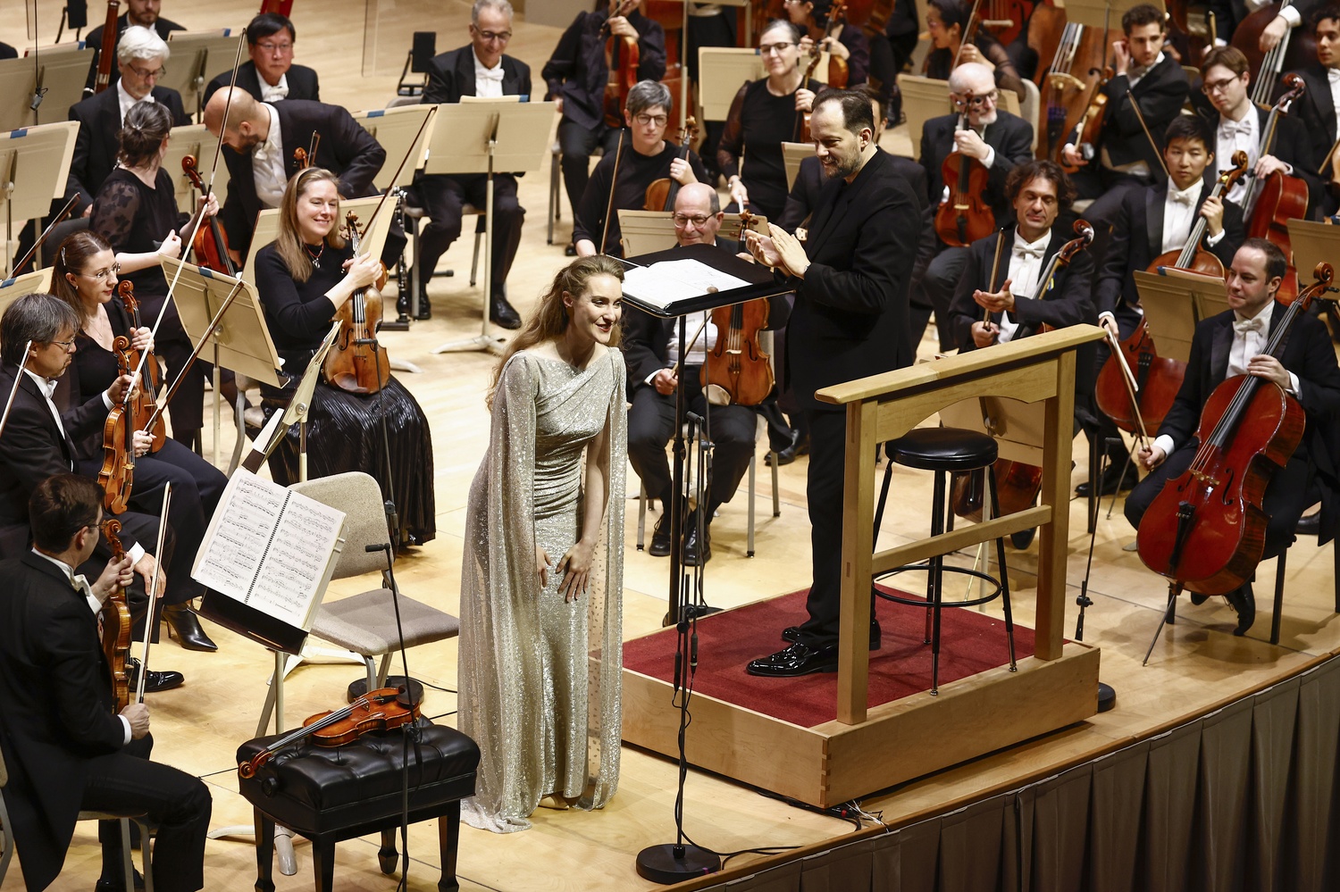 Andris Nelsons and the BSO applaud Nikola Hillebrand.