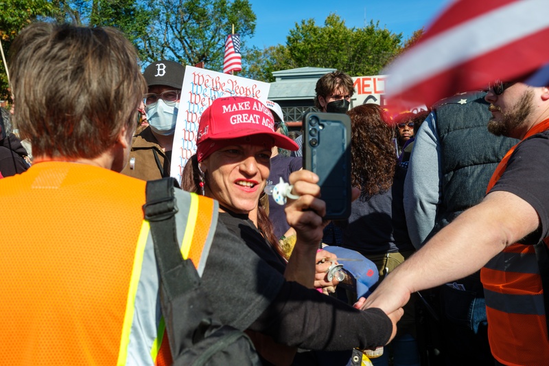 Lara Simpson Leaves Crowd, Continuing Livestream while protected by Volunteers