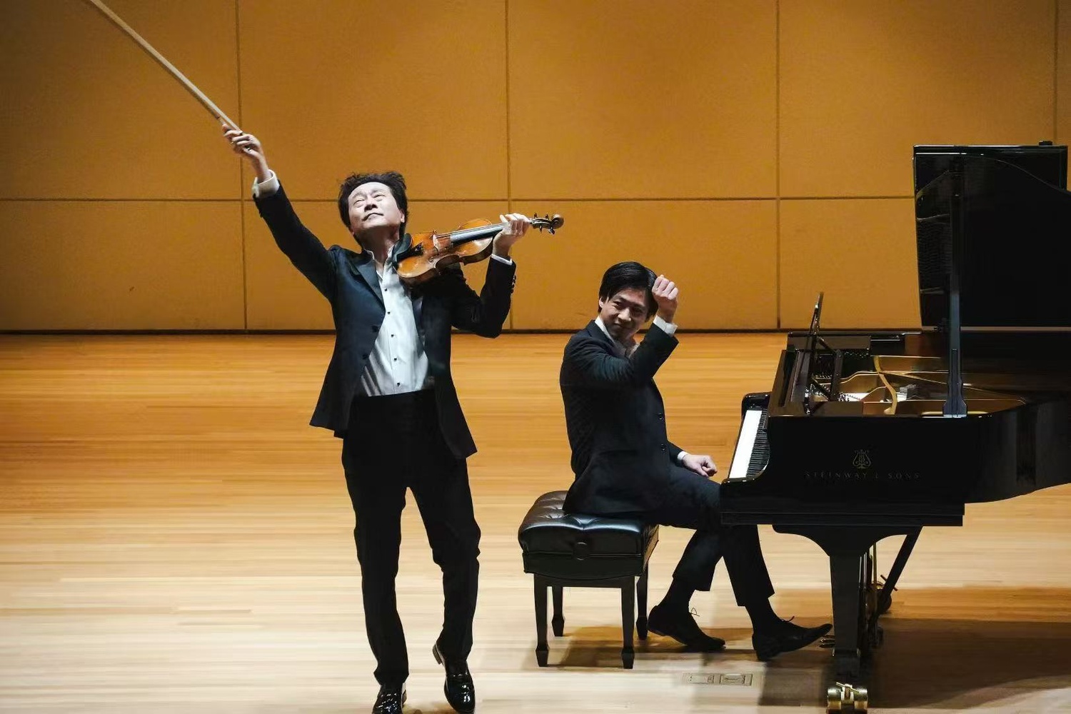 On Nov. 14, renowned violinist Siqing Lü gave his Harvard recital debut in a fully-packed Paine Hall.