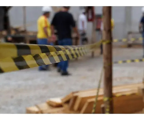 Fita sinalização zebrada preta e amarela 200 metros Plastcor 700.00082