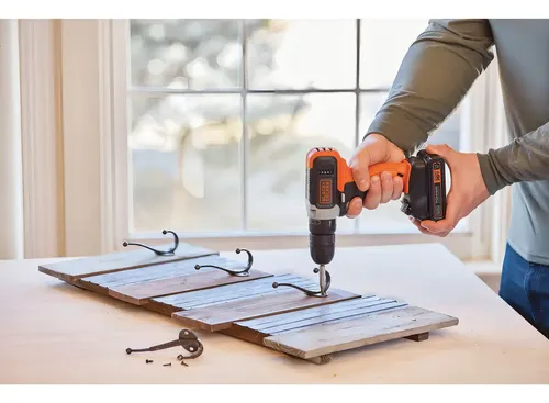 Furadeira parafusadeira bivolt BCD702C1 Black&Decker