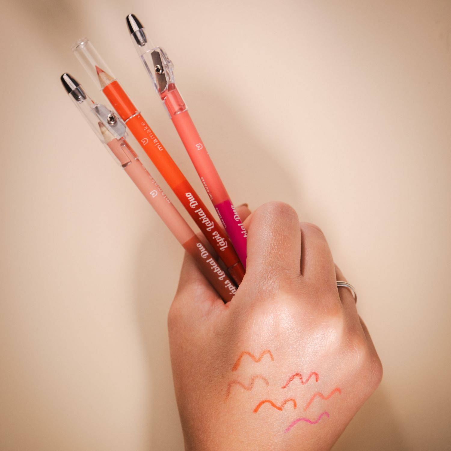 LÁPIS LABIAL DUO HORA DO CHÁ MIA MAKE VERMELHO