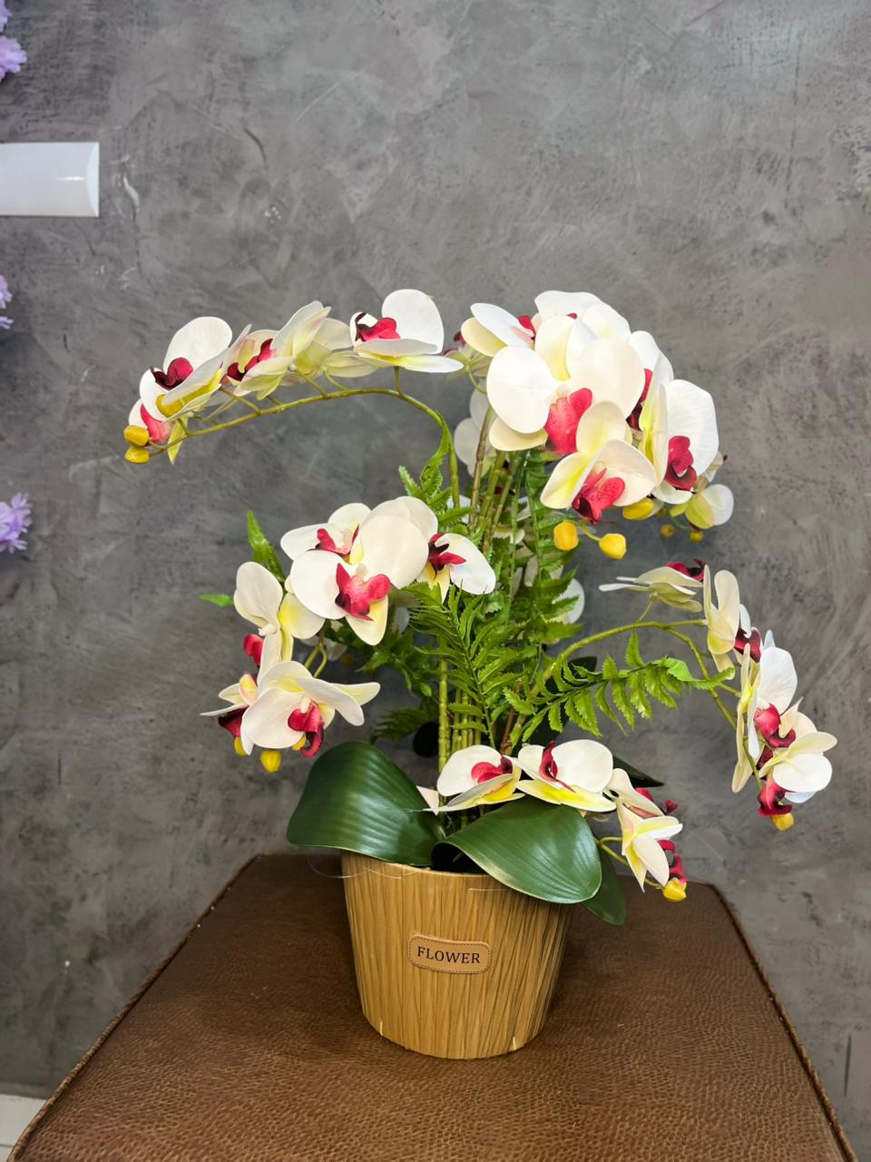 Orquídea Essencial em palha ou polietileno