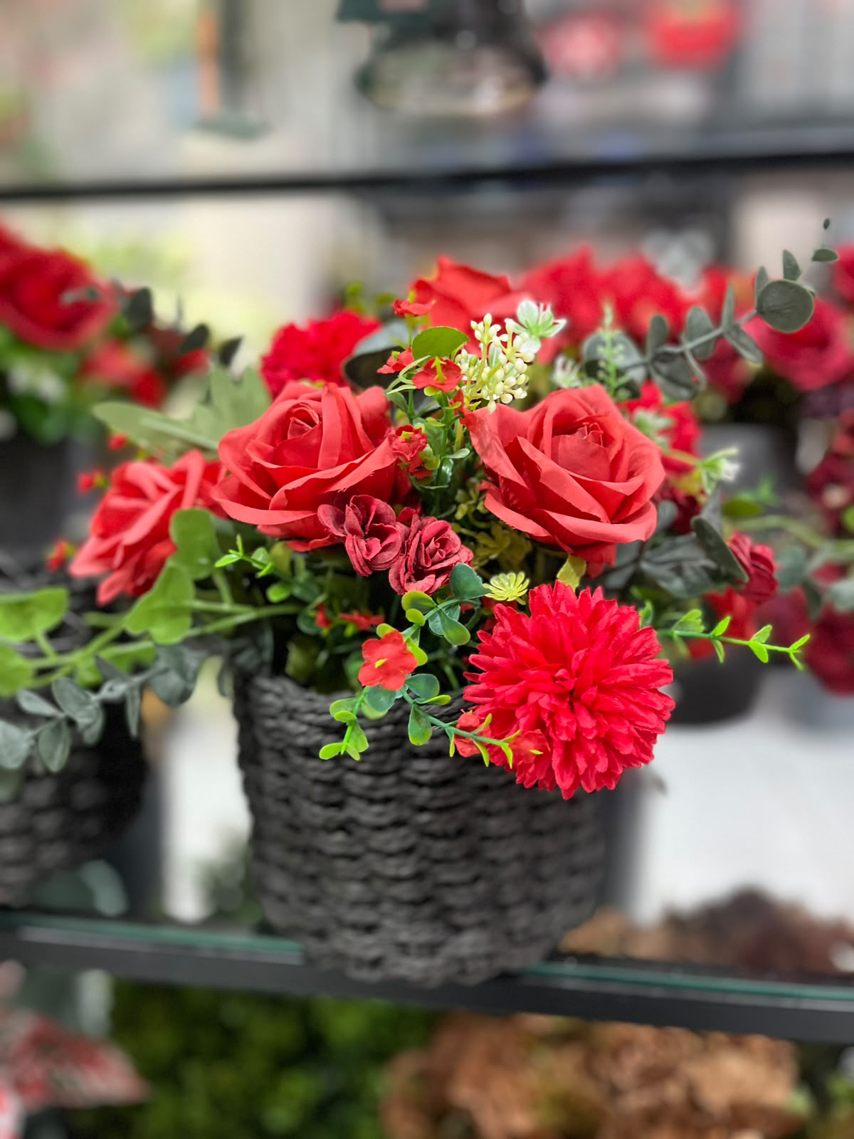 Rosas diversas com vaso