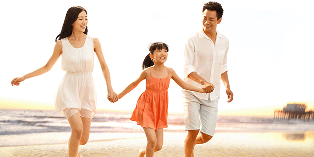 一家人在海滩漫步。