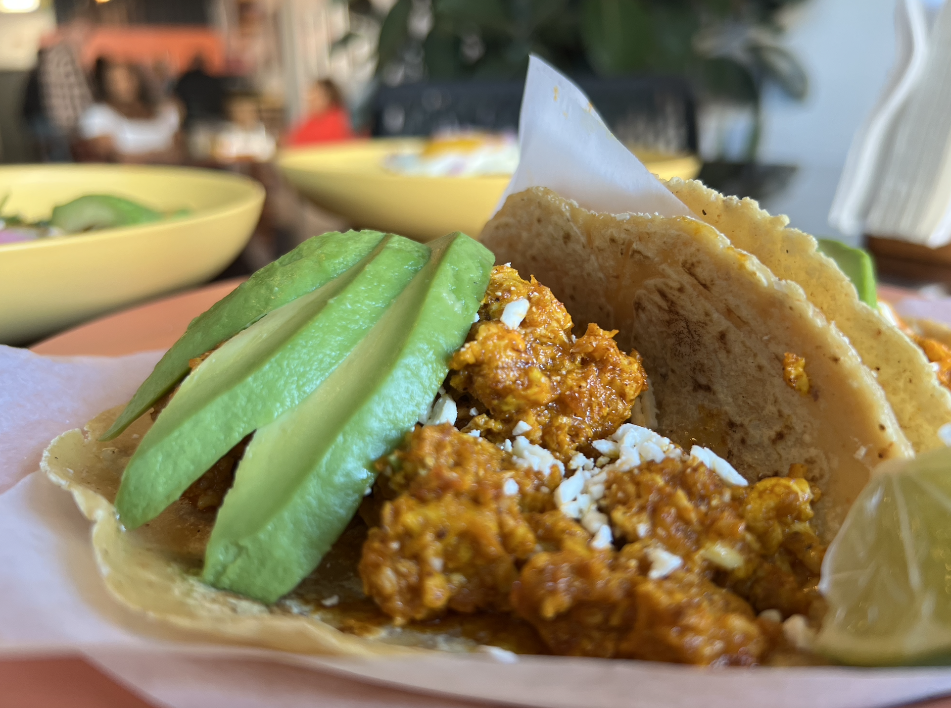 huevos con chorizo taco