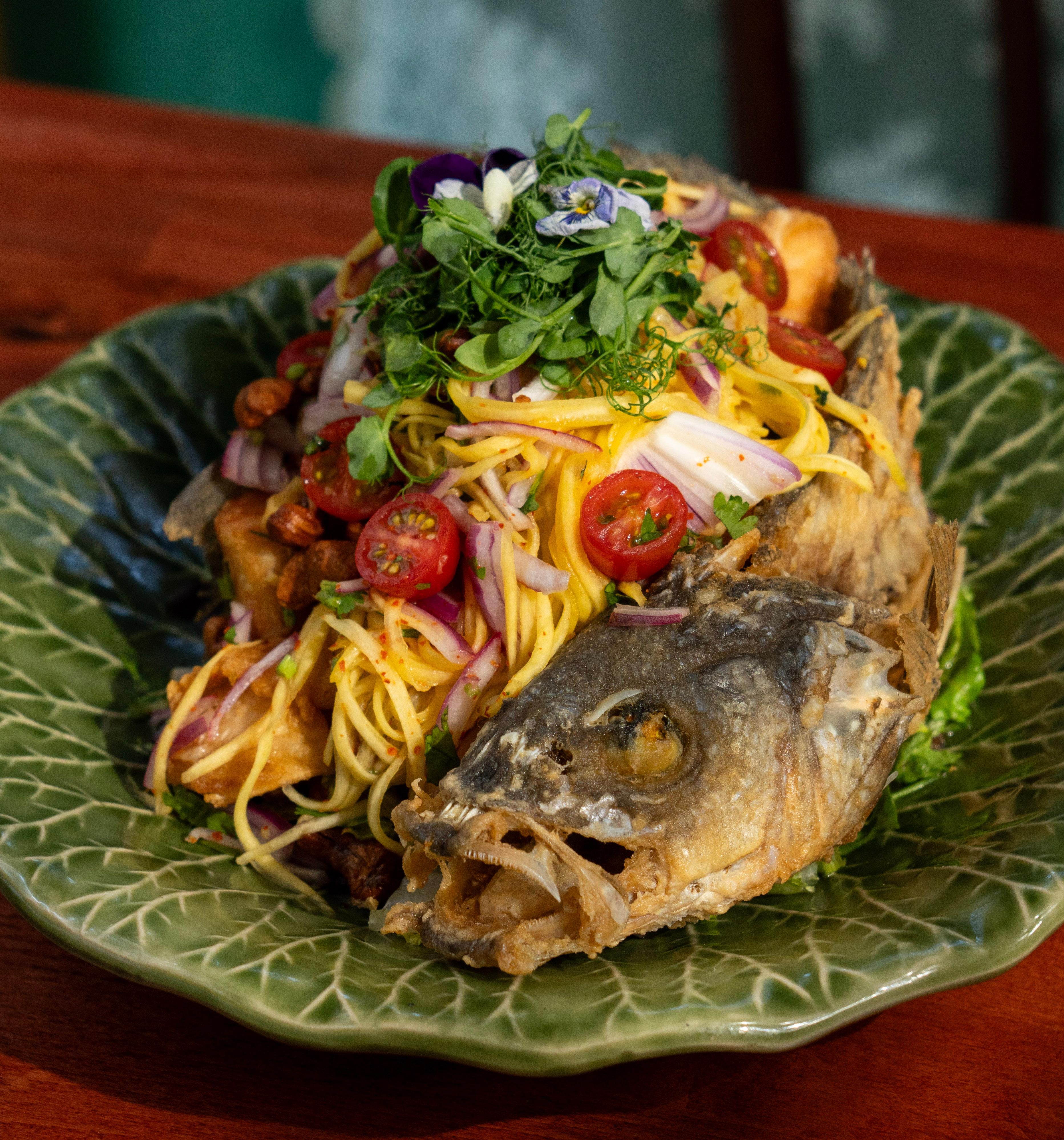 Pla Tod Yum Ma Muang