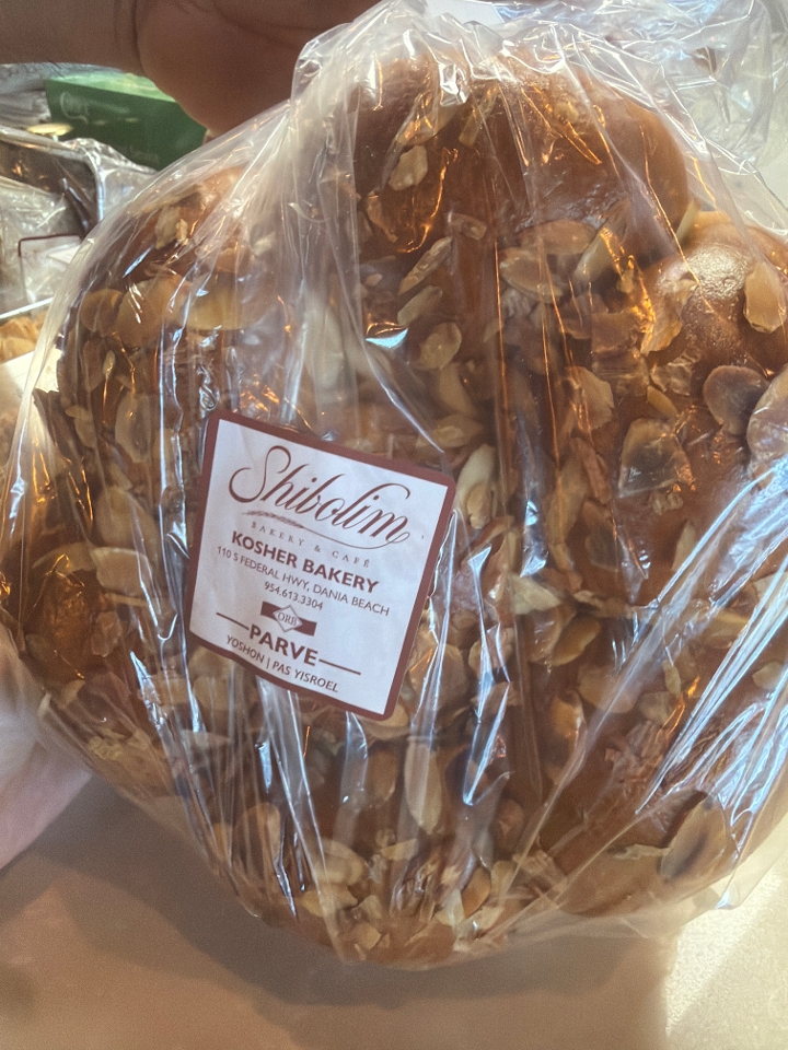 Round almonds challah