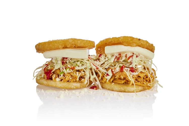 AREPITAS CON POLLO MECHADO