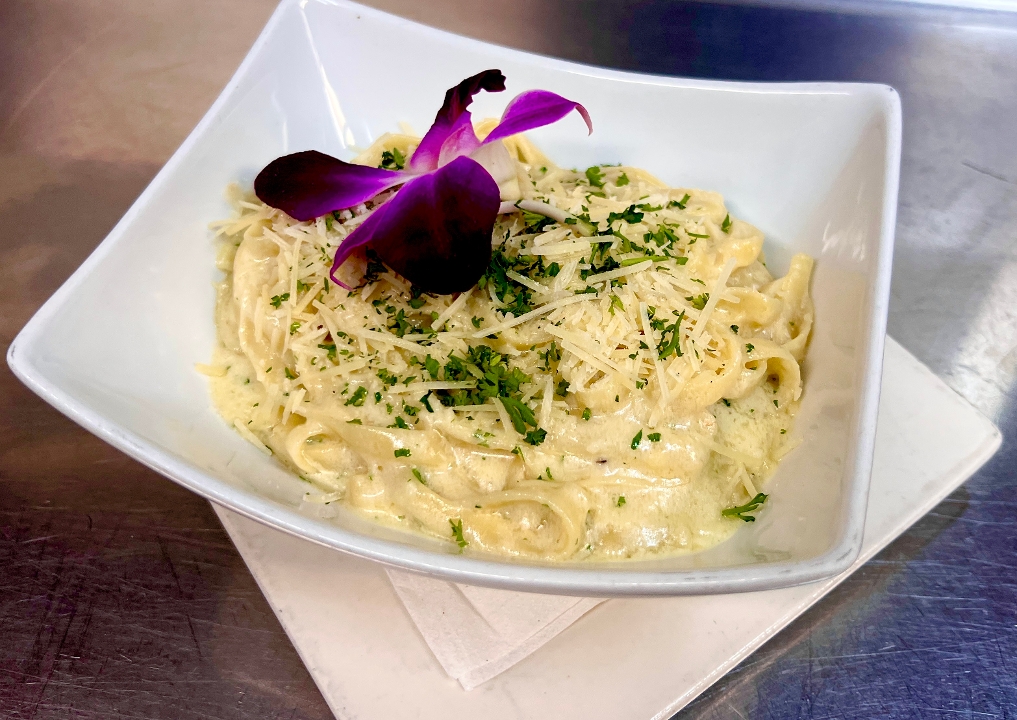 Felix's Fettuccini Alfredo (Vegetarian).