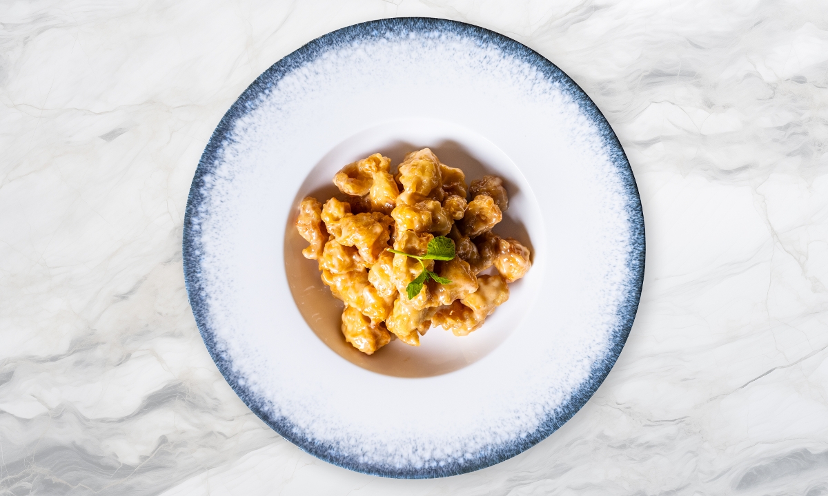 Crispy Chicken with Latte Sauce 脆皮鸡配拿铁酱