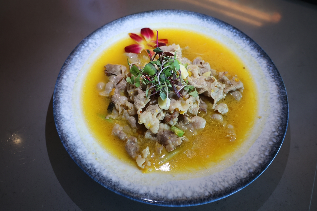 Marbled Sliced Beef in Golden Broth 金汤肥牛