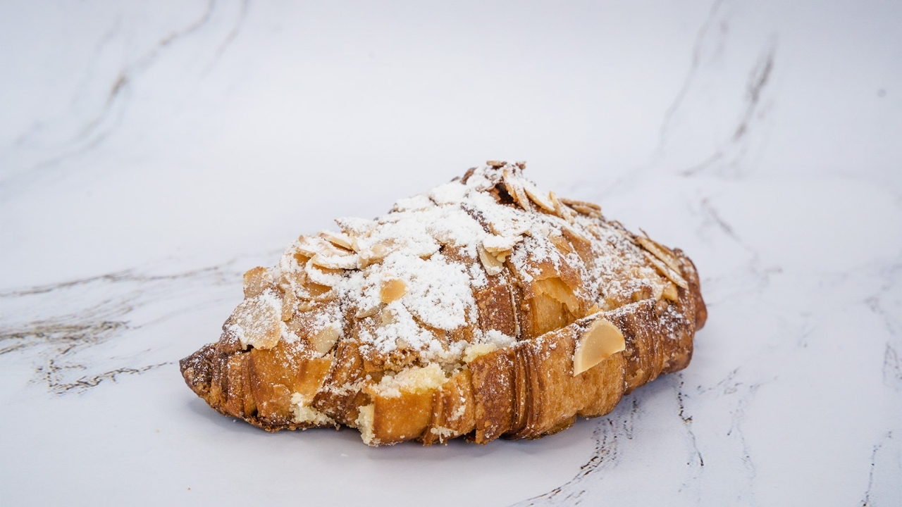 ALMOND CROISSANT