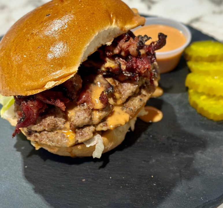 DOUBLE SMASH DELUXE BURGER