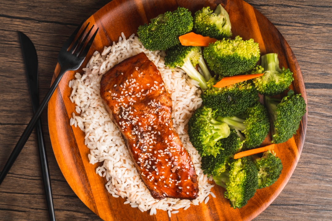 GRILLED SALMON FILLET W/ VEG & WHITE RICE