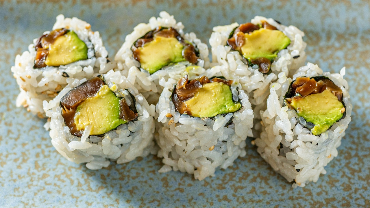 SHIITAKE AVOCADO ROLL