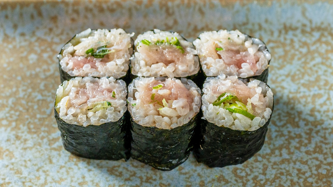 YELLOWTAIL SCALLION MAKI