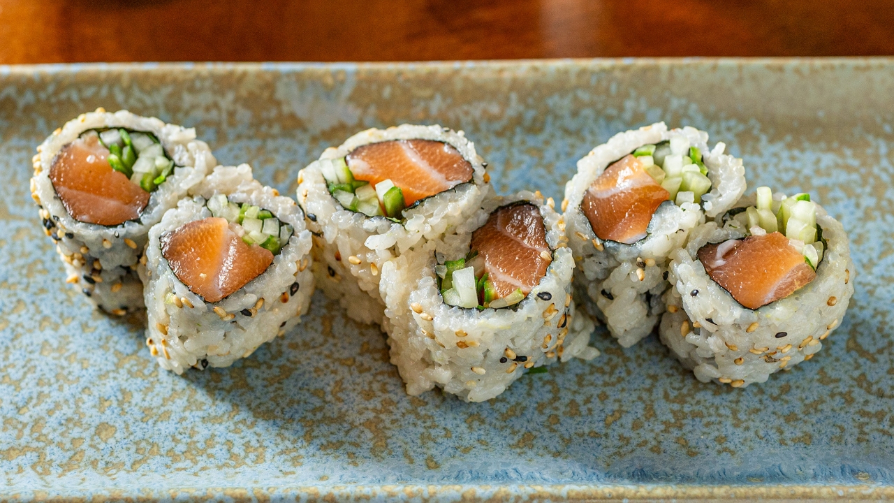SALMON CUCUMBER ROLL
