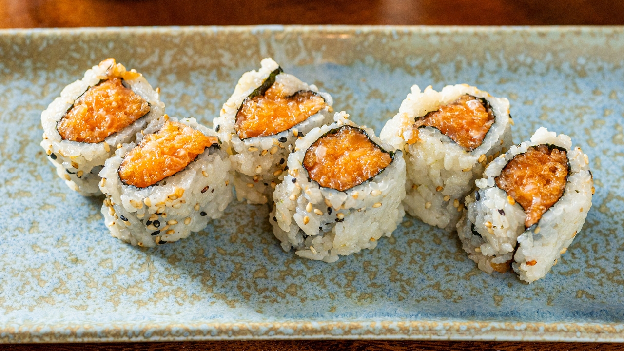 SPICY SALMON ROLL