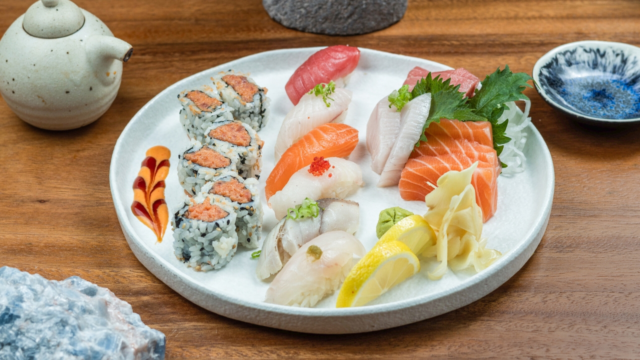 SUSHI AND SASHIMI DELUXE
