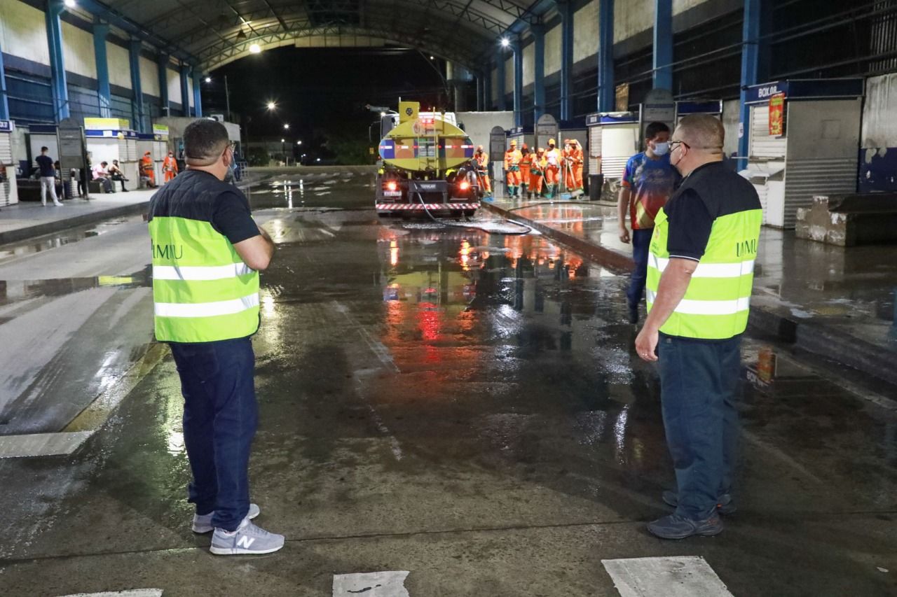 Prefeitura de Manaus realiza lavagem e sanitiza&ccedil;&atilde;o de terminais de &ocirc;nibus |  TODA HORA