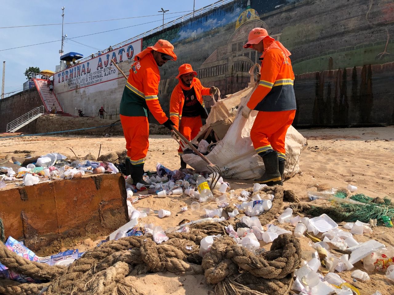 Prefeitura retira lixo acumulado na orla da Manaus Moderna neste sábado, 8/10 | TODA HORA