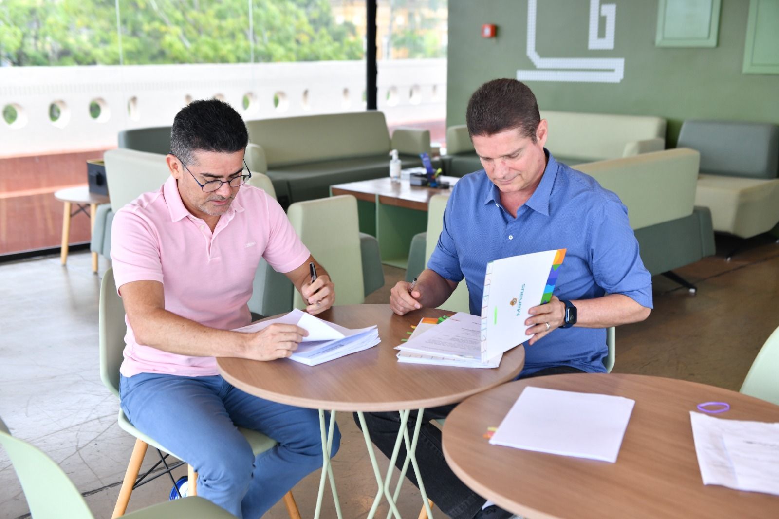 David Almeida assina novas progress&otilde;es de servidores da Educa&ccedil;&atilde;o | TODA HORA