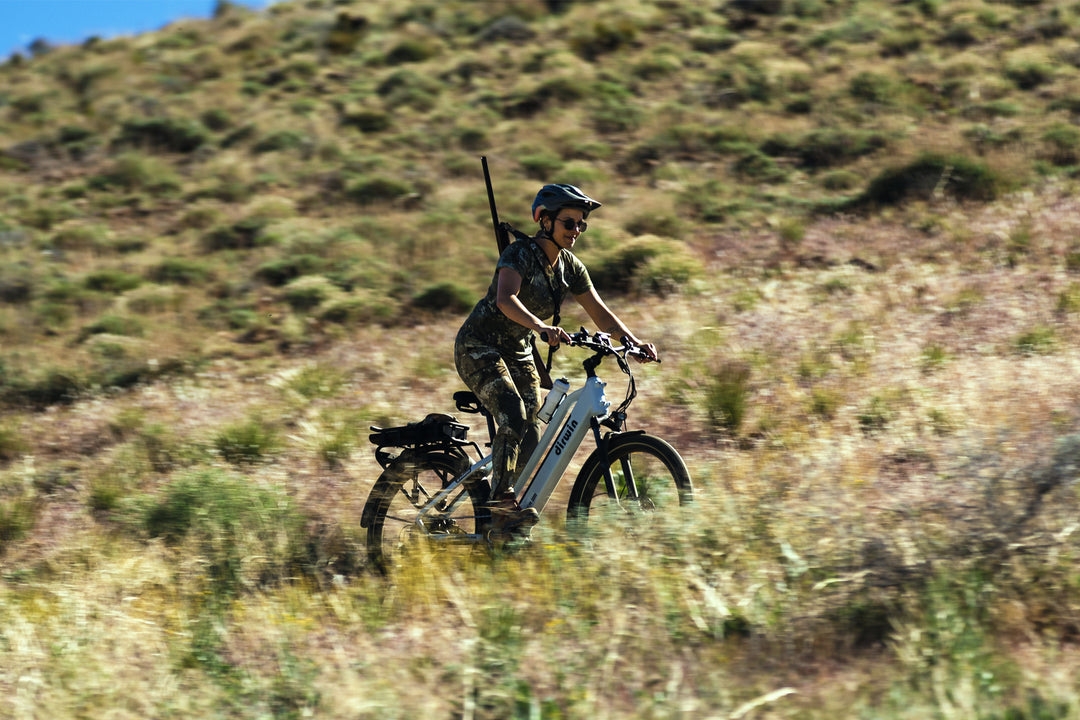 What battery system does the Pioneer 2 use for extended range riding?