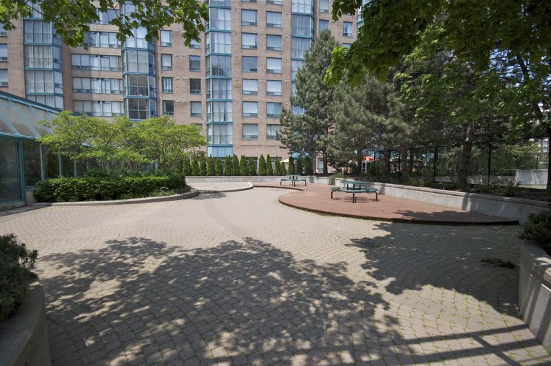 Virtual Tour of 285 Enfield Place, Mississauga, Ontario L5B 3E2 Condo TourVista