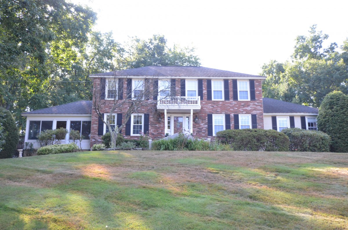 Virtual Tour of 71 Surrey Lane, Dracut, Massachusetts 01826 Single Family Home TourVista