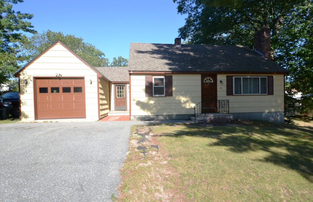 Virtual Tour of 18 Maplewood Ave, Tyngsboro, Massachusetts 01879 Single Family Home TourVista