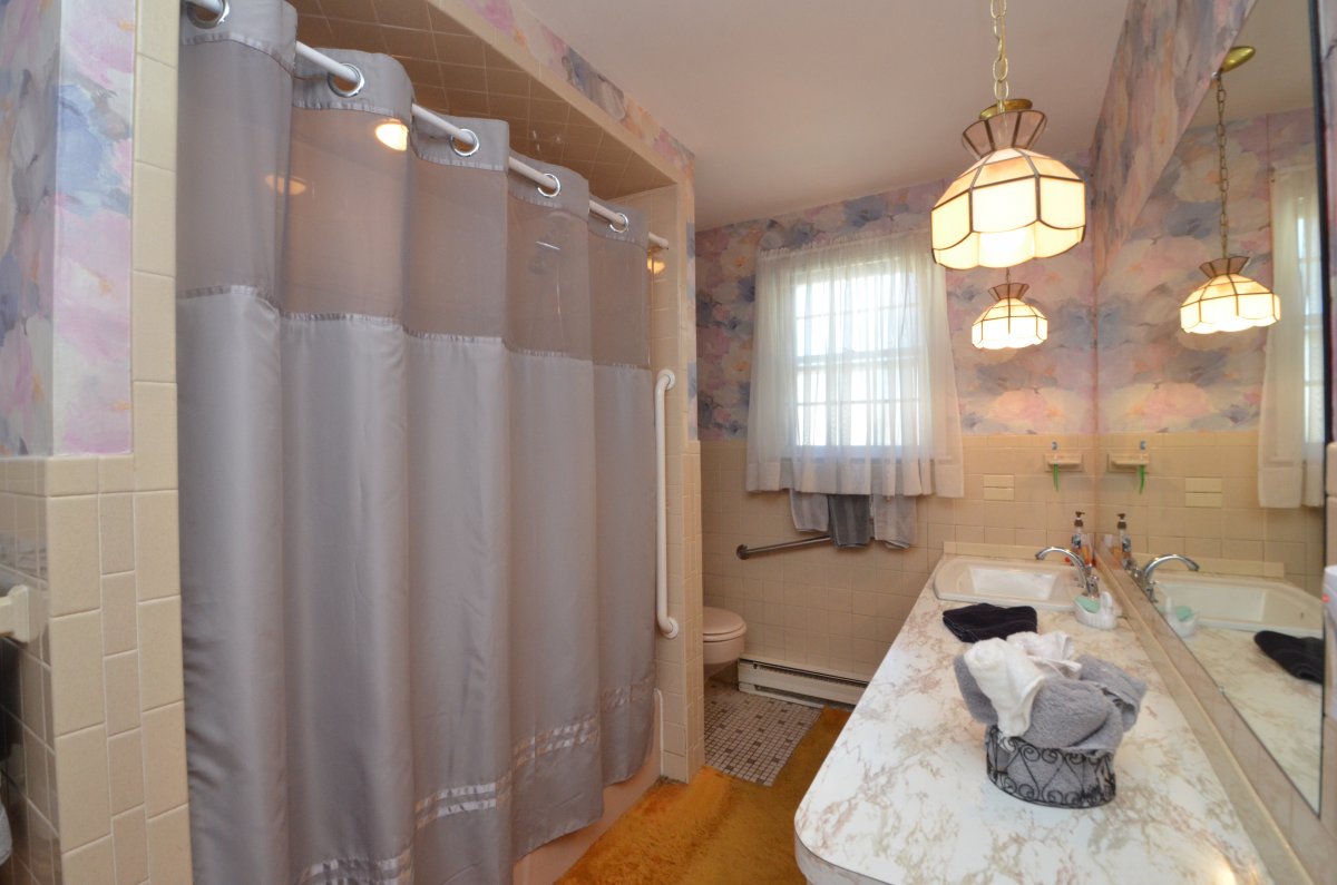 Virtual Tour of 33 Humphrey Street, Wakefield, Massachusetts 01880