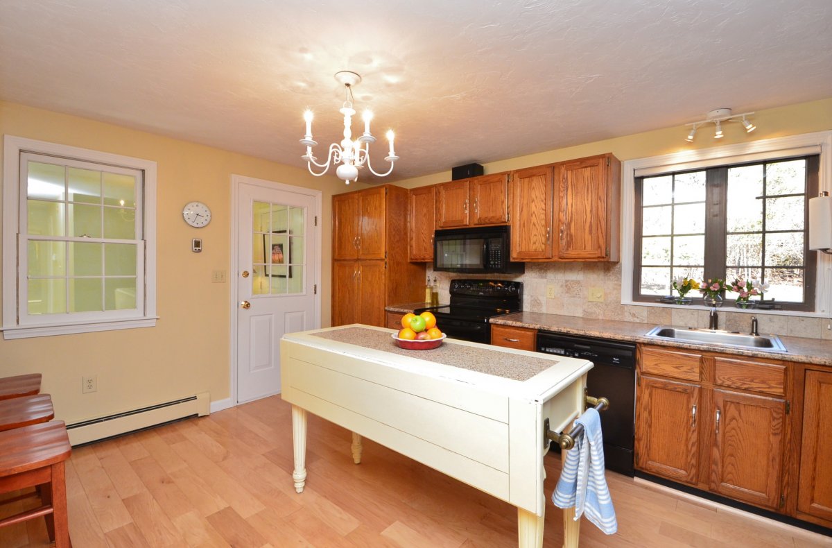 Virtual Tour of 69 Locust Street, Bellingham, Massachusetts 02019 Single Family Home TourVista