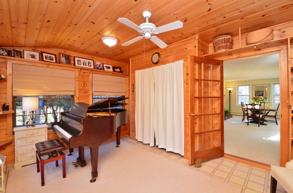 Virtual Tour of 69 Locust Street, Bellingham, Massachusetts 02019 Single Family Home TourVista