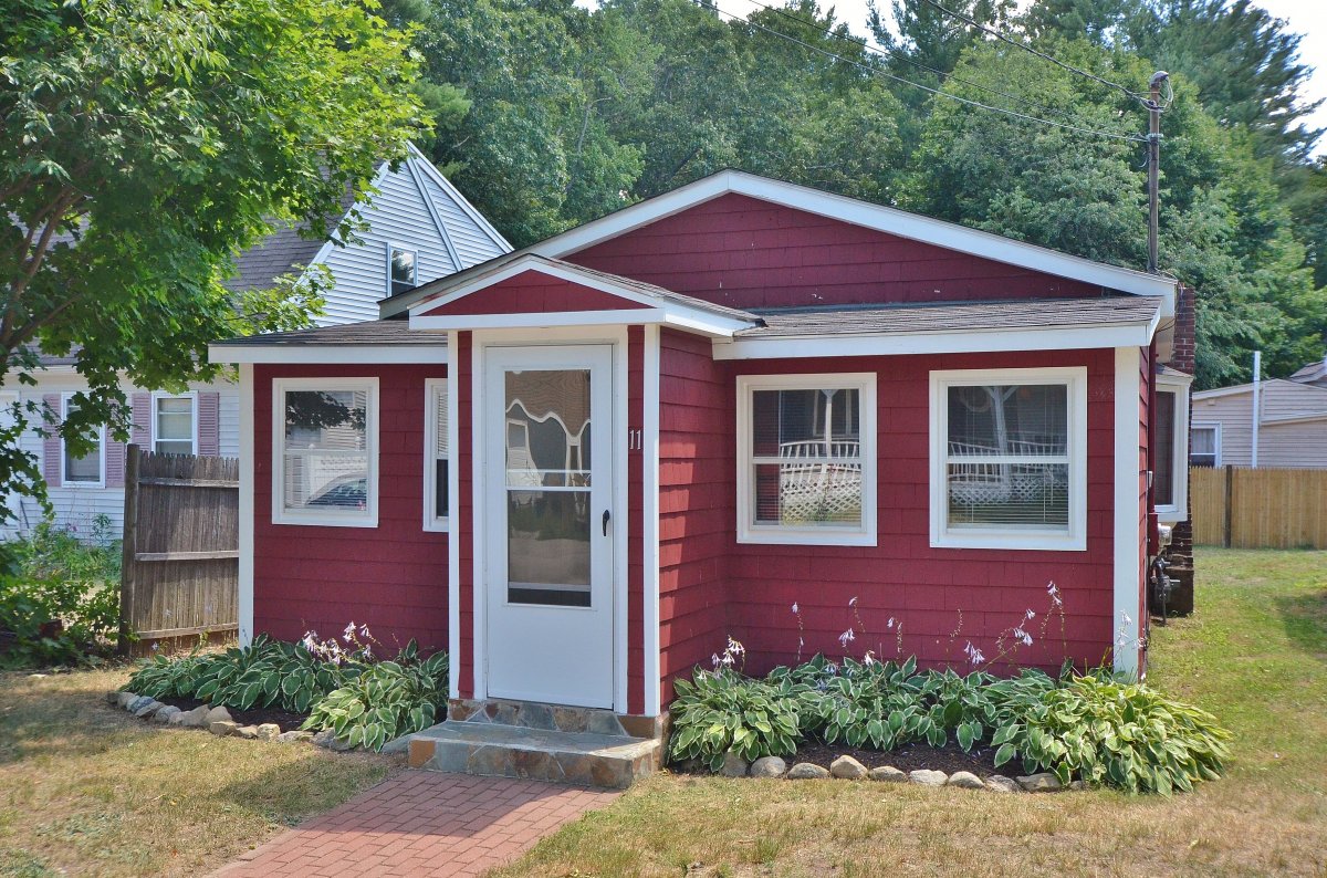 Virtual Tour of 11 Gilbert Street, Dracut, Massachusetts 01826 Single Family Home TourVista