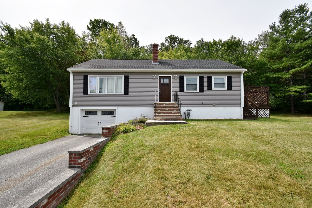 Virtual Tour of 75 Lillian Terrace, Dracut, Massachusetts 01826 Single Family Home TourVista