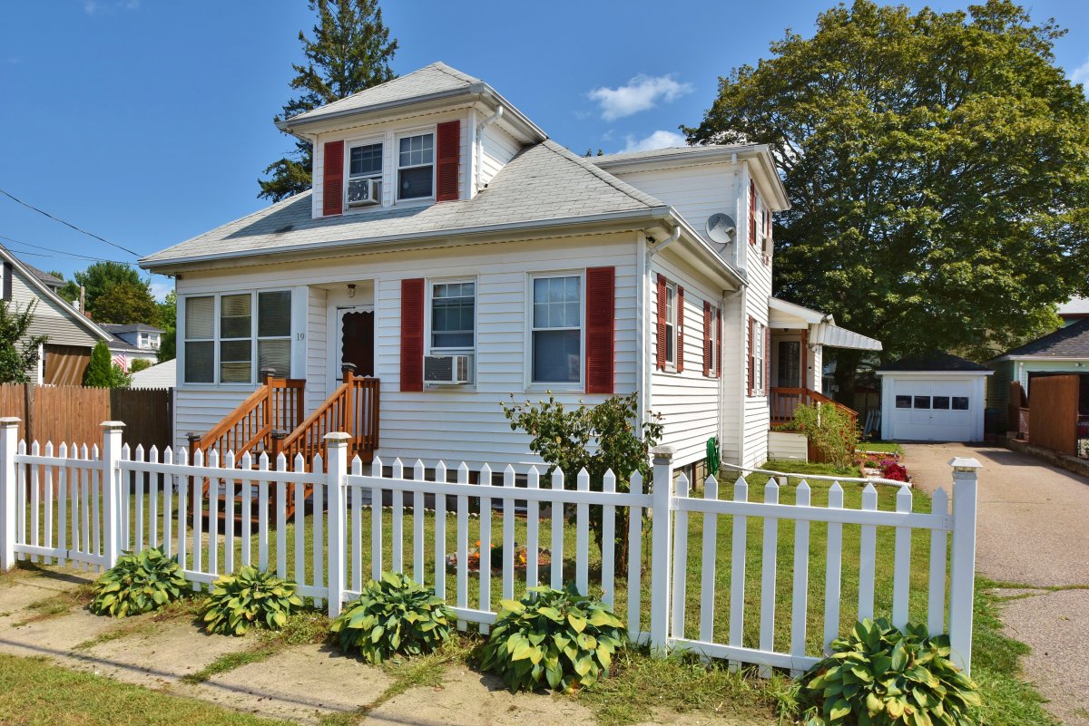 Virtual Tour of 19 Sladen Street, Dracut, Massachusetts 01826 Single Family Home TourVista