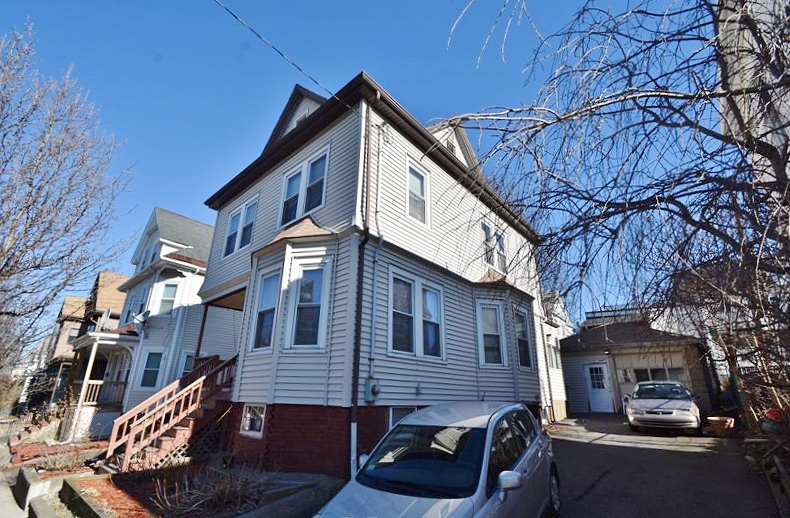 Virtual Tour of 11 Marie Avenue, Everett, Massachusetts 02149 Single Family Home TourVista