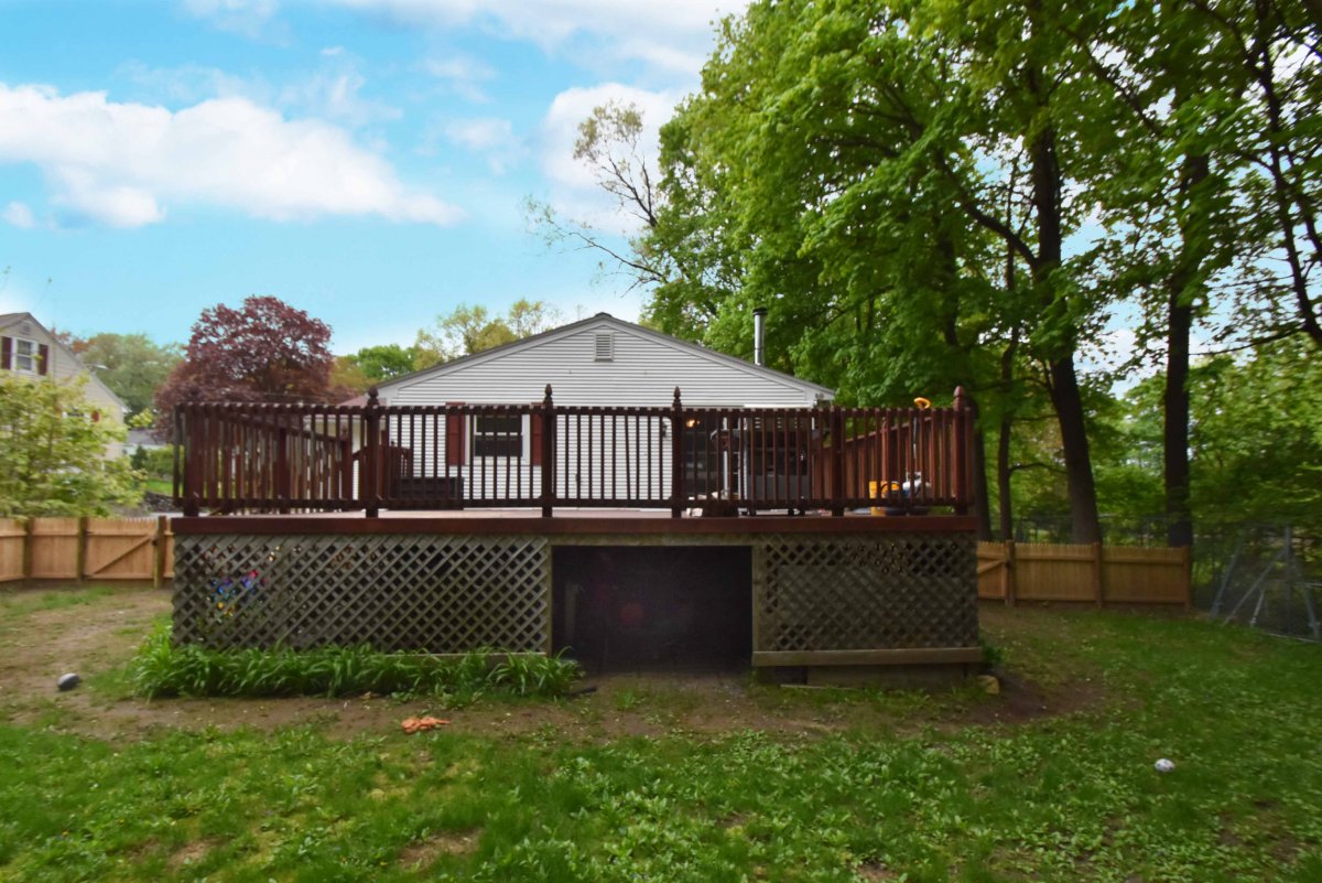 Virtual Tour of 8 Beverly Rd., Auburn, Massachusetts 01501 Single Family Home TourVista