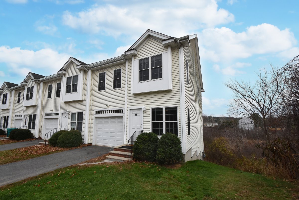 Virtual Tour of 17 Maple Ave Unit 17, Upton, Massachusetts 01568 Condo TourVista