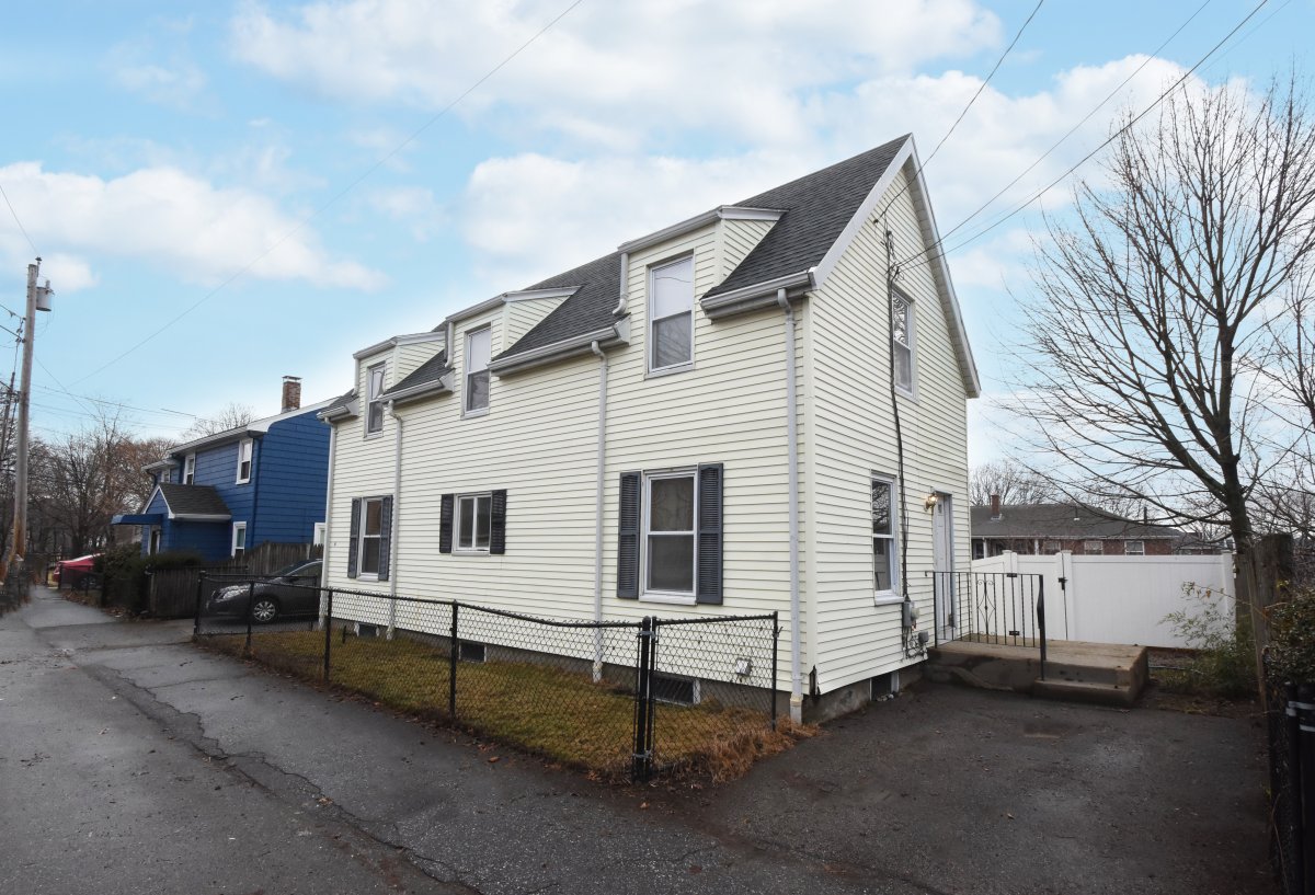 Virtual Tour of 16 Central St, Waltham, Massachusetts 02453 Single Family Home TourVista