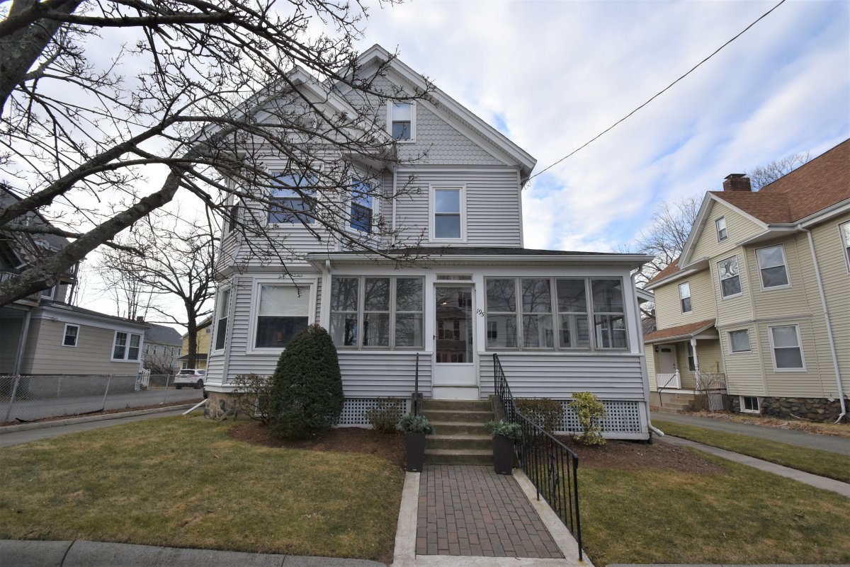 Virtual Tour of 195 Ash Street, Waltham, Massachusetts 02453 Single Family Home TourVista