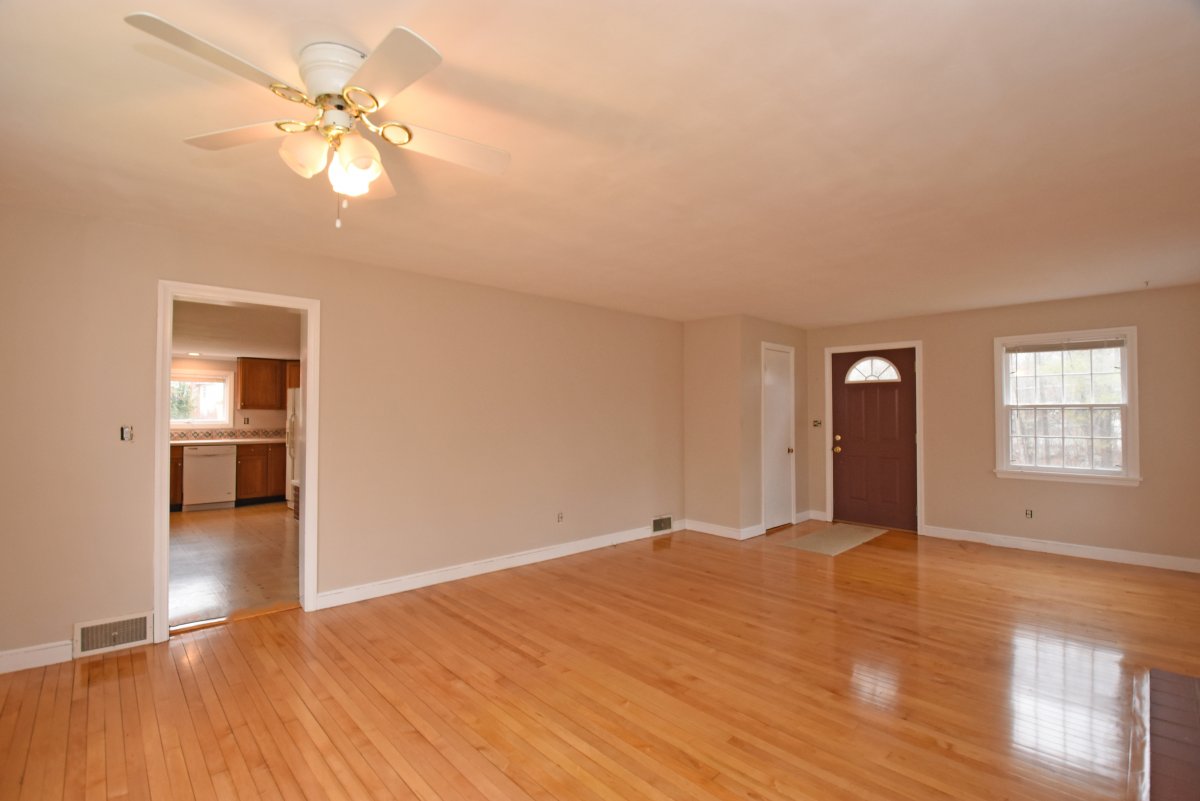 Virtual Tour of 256 Glenwood Rd, Rutland, Massachusetts 01543 Single