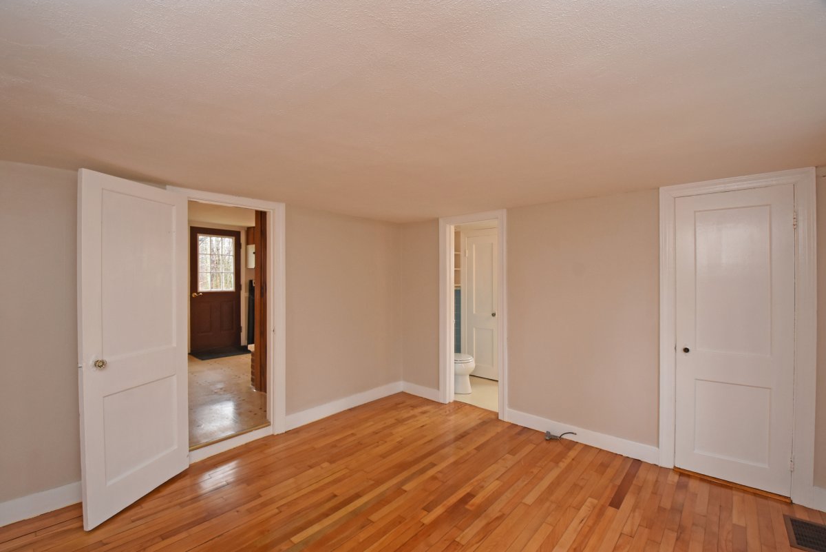 Virtual Tour of 256 Glenwood Rd, Rutland, Massachusetts 01543 Single