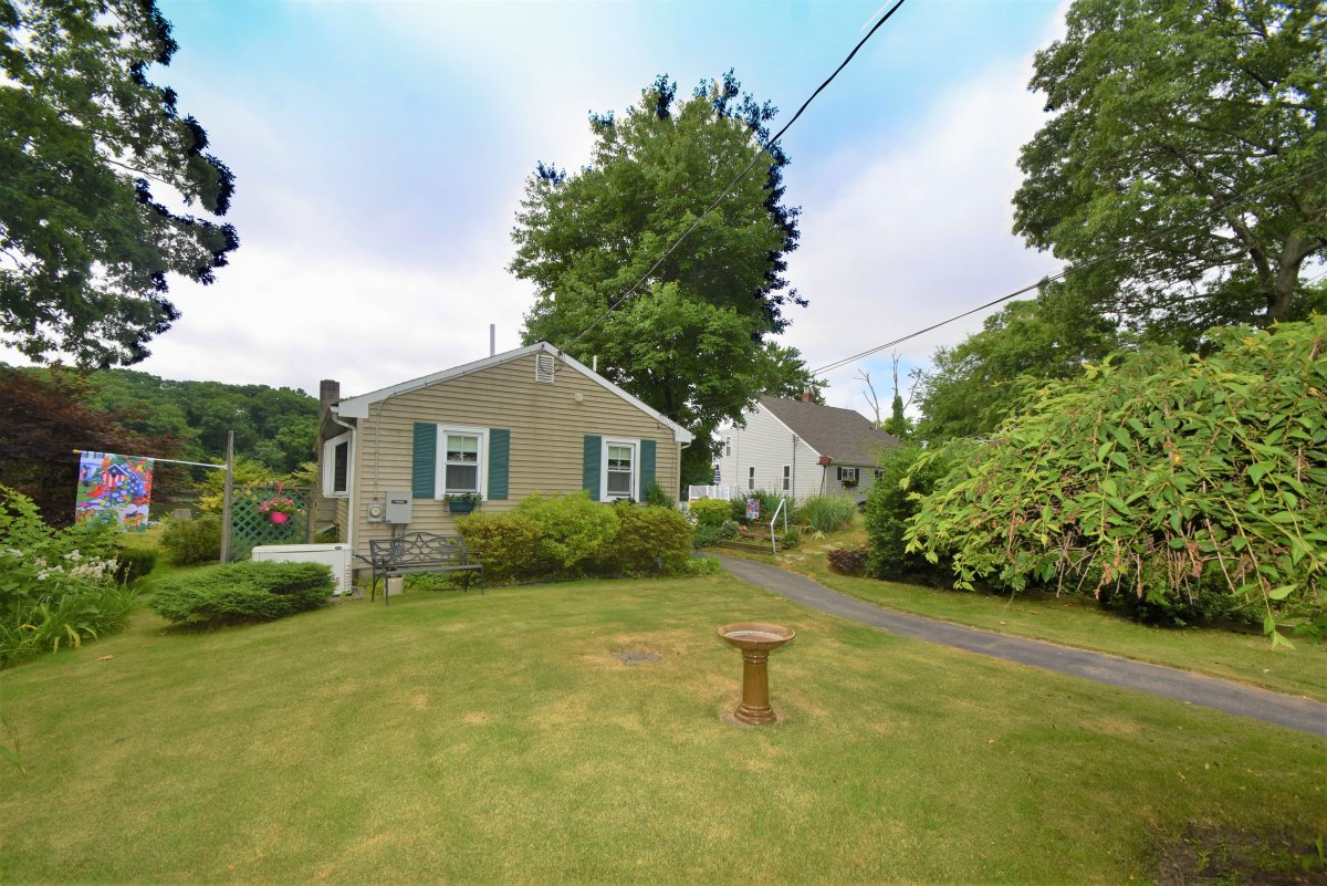 Virtual Tour of 37 Mirror Lake Ave, Norfolk, Massachusetts 02056